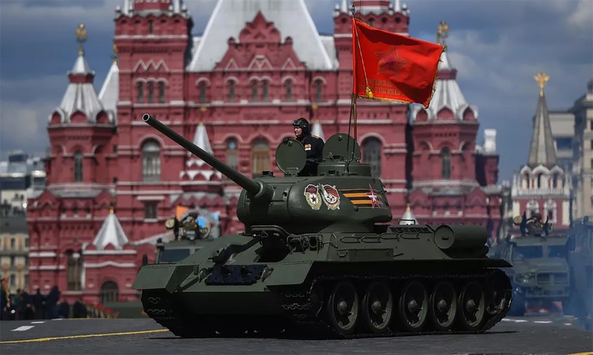 Tình báo Anh tiết lộ lý do chỉ 1 xe tăng xuất hiện trong cuộc duyệt binh ở Moscow
